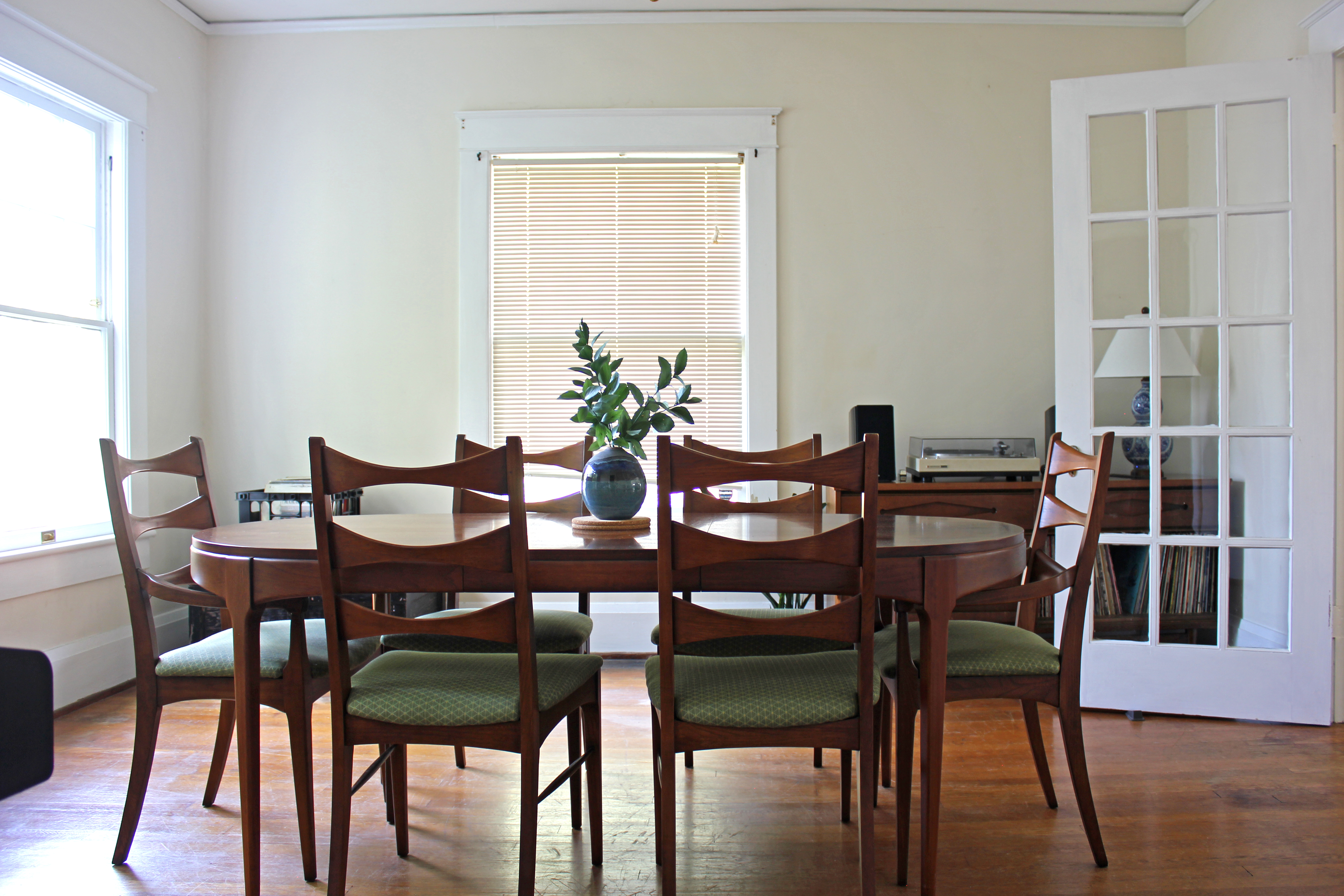 Dining room with furniture